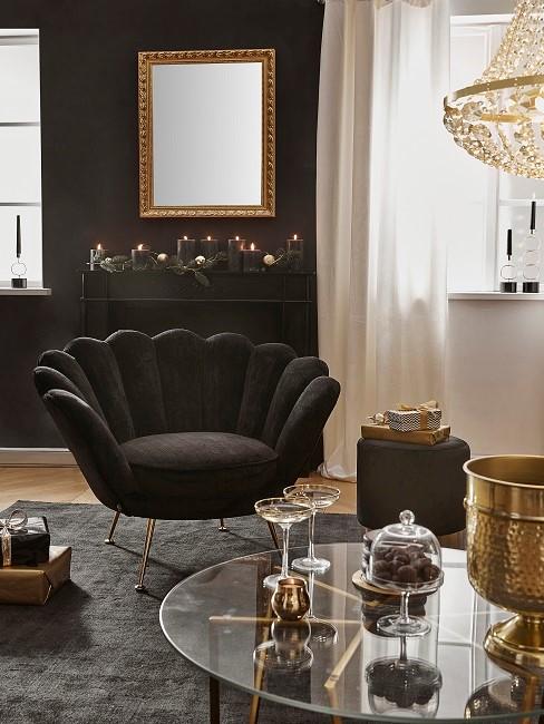 Weihnachtstrends 2019: Weihnachtsdeko im Style Christmas Chic mit schwarzem Muschelsessel und Champagnergläsern