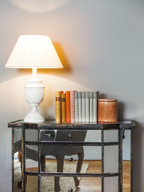 Verspiegelte Möbel Kommode mit Lampe und Büchern