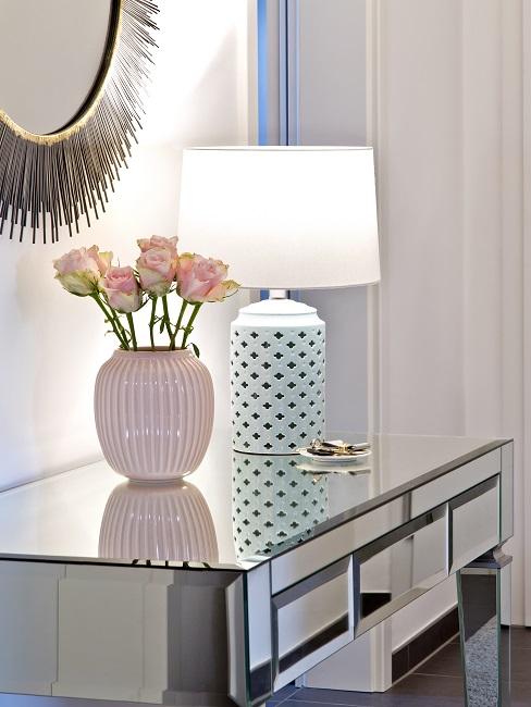 Verspiegelte Möbel Konsole mit Lampe und Blumenvase