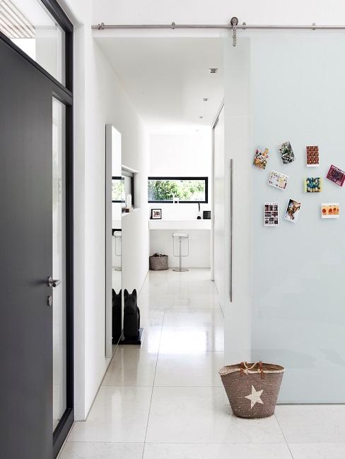 moderne einrichtung flur Cleaner Flur in Weiß mit minimalistischer Deko