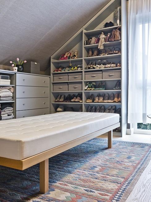 Begehbarer Kleiderschrank in der Dachschräge mit Regalen, Kommodoe und Sitzbank