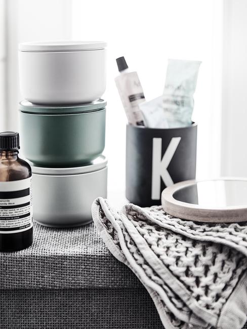 orginzar-estanterias-de-baño Cajas organizadoras para el baño en colores oscuros
