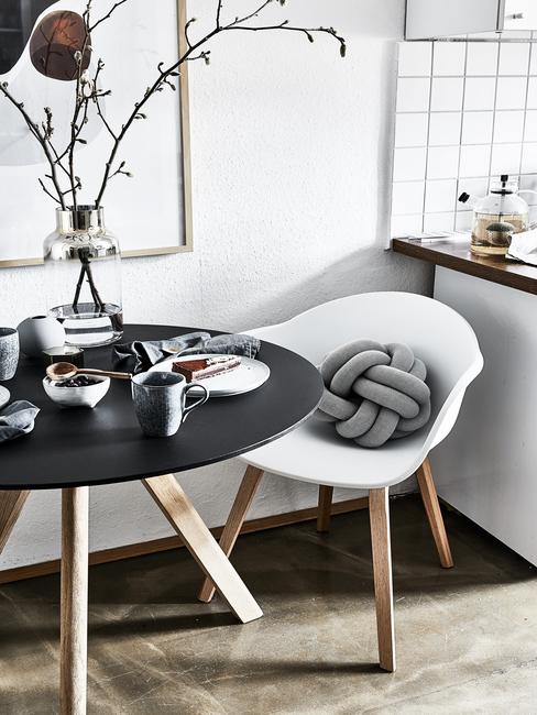decoracion-con-madera-y-ramas-secas Comedor decorado con ramas secas en blanco y negro