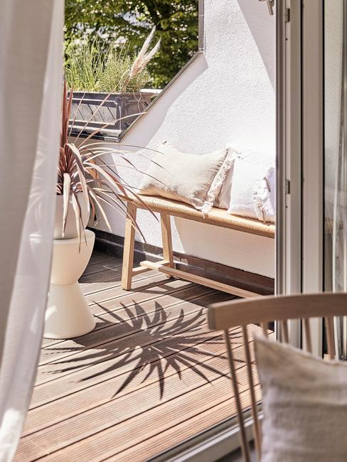 Terraza en tonos neutros estilo japandi