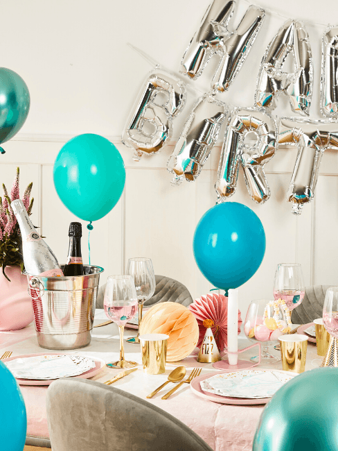 Decorazioni compleanno Decorazioni di compleanno con tavola, palloncini e secchiello per spumante
