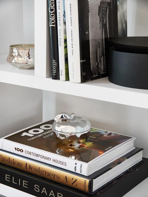 idee libreria primo piano di libri e decorazioni