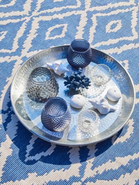 Batik Coperta con motivo batik in bianco blu, su di essa un vassoio