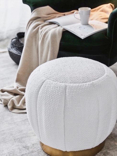 Sala de estar con puf en bouclé blanco
