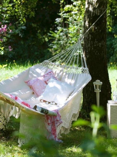 Amaca bianca in giardino per il cocooning estivo