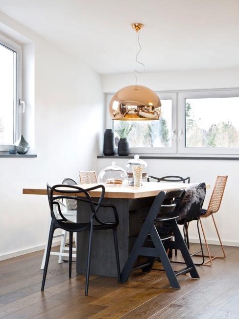 Esstisch mit Möbeln von Philippe Starck
