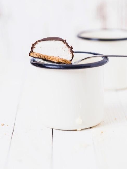 Piatti smaltati Tavolo con tazza in smalto bianco e biscotto