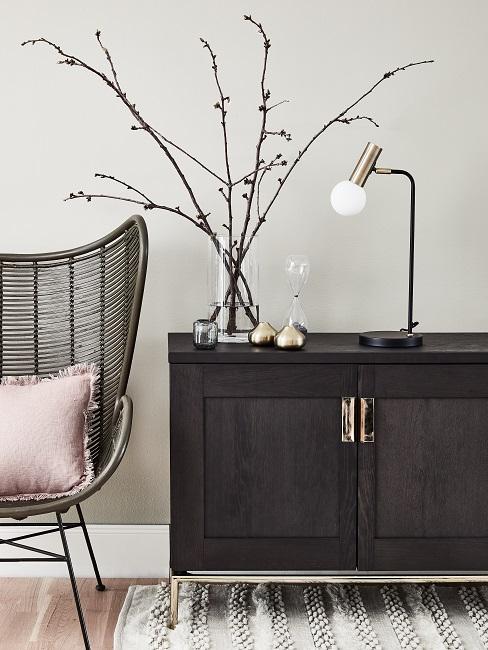 legno scuro Credenza in legno scuro con lampada e decorazioni floreali