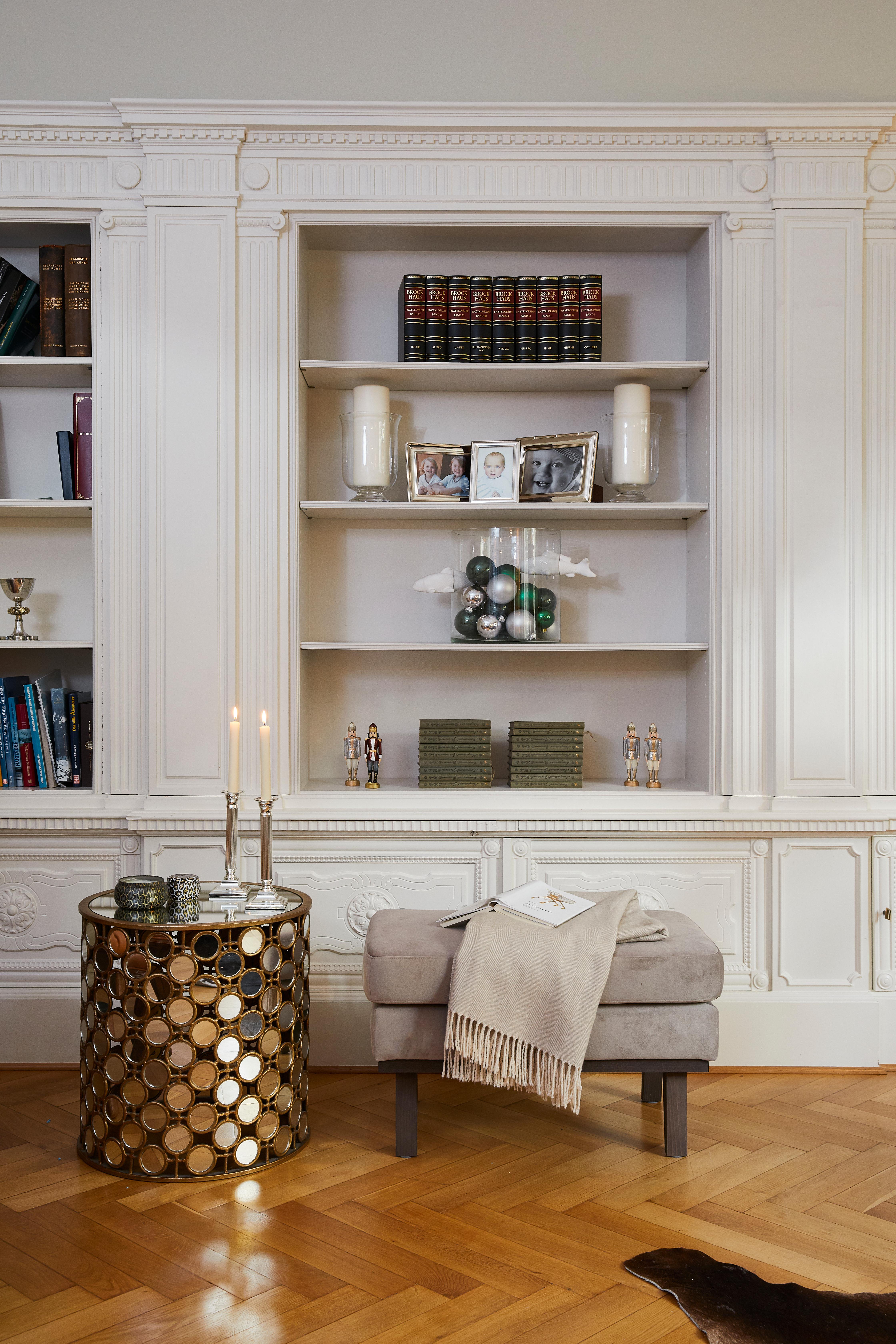 Schöne Wohnzimmer Schönes Wohnzimmer mit einem Hocker und einem Beistelltisch in Gold.