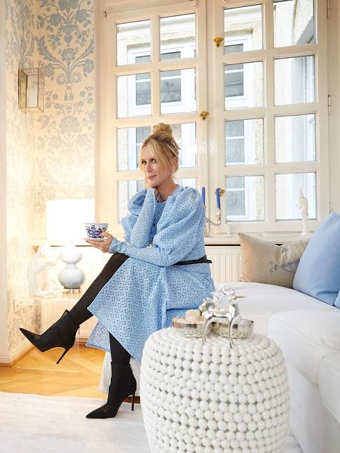 Tamara Gräfin von Nayhauß Tamara Gräfin von Nayhauß in ihrem Wohnzimmer auf dem Sofa sitzend mit einer Tasse Kaffee oder Tee