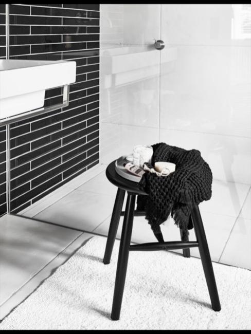 Guida alle piastrelle Piastrelle a contrasto bianche e nere in bagno