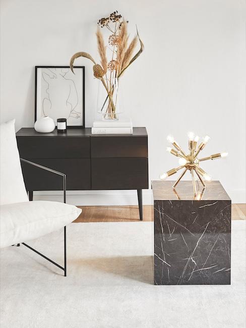 Interieur-banner Salon avec meubles noirs et décoration couleur crème