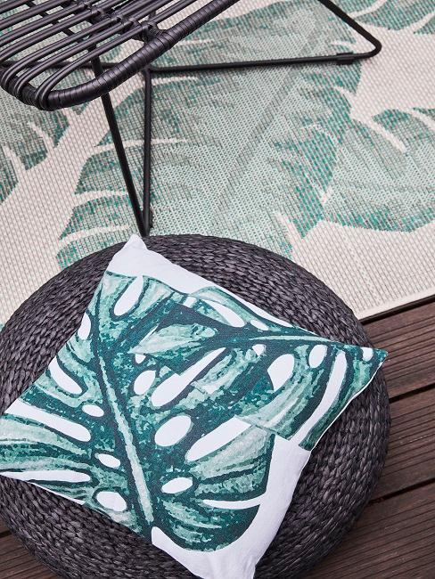 Terrasse dekorieren gestalten Bodenkissen Teppich