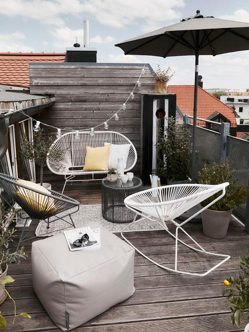 Terrasse dekorieren und gestalten Lichterkette Polyrattan Lounge Chairs