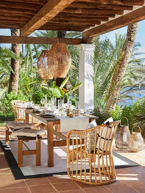 Terrasse dekorieren Tisch Bambus Rattan Kissen