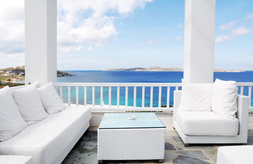 Una terraza de punta en blanco