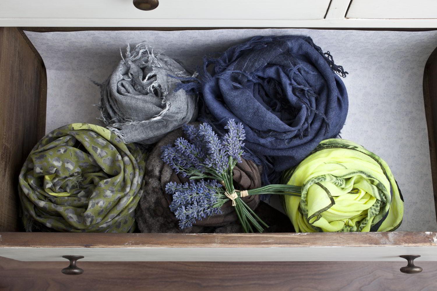 Dalani-Cambio-Armadio Organizzare i Cassetti con Pashmine Colorate Lavanda Dalani-Cambio-Armadio-Autunno-Idee-Casa-Spazio-Fai da te