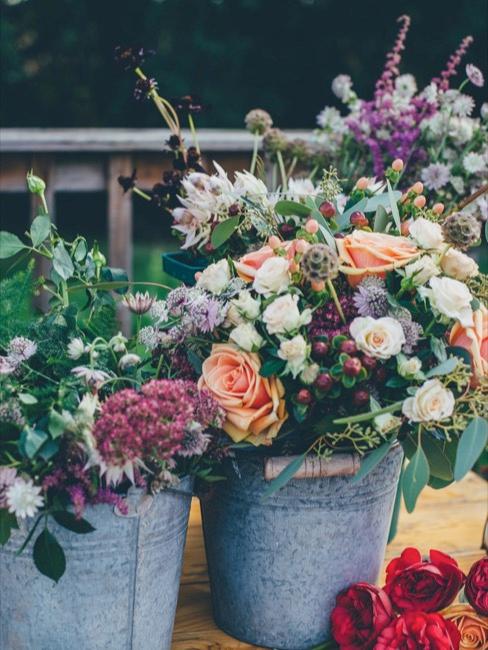 Guirlande de fleurs Différents types de fleurs dans un pot en métal