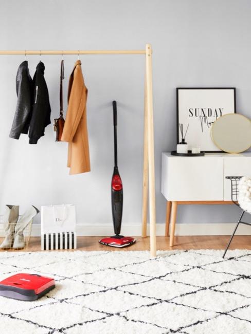 Nettoyage de printemps Chambre à coucher avec aspirateur rouge