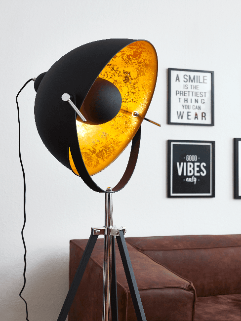 Große schwarze Lampe im Retro Stil