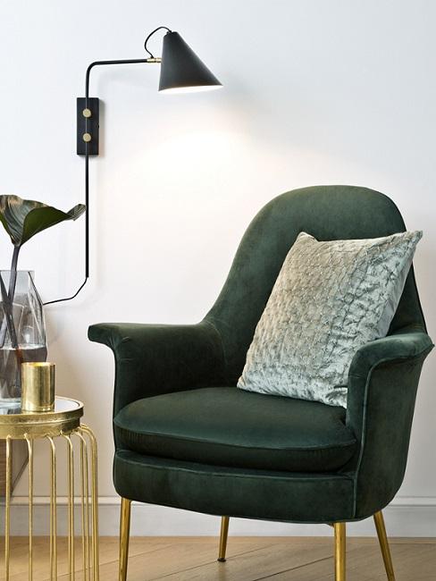 Grüner Sessel im Retro Stil mit Kissen
