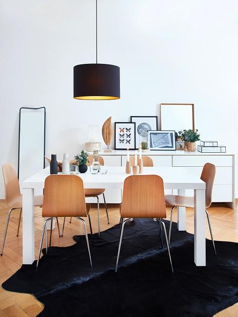 Retro Stil Esszimmer mit schwarzem Fellteppich