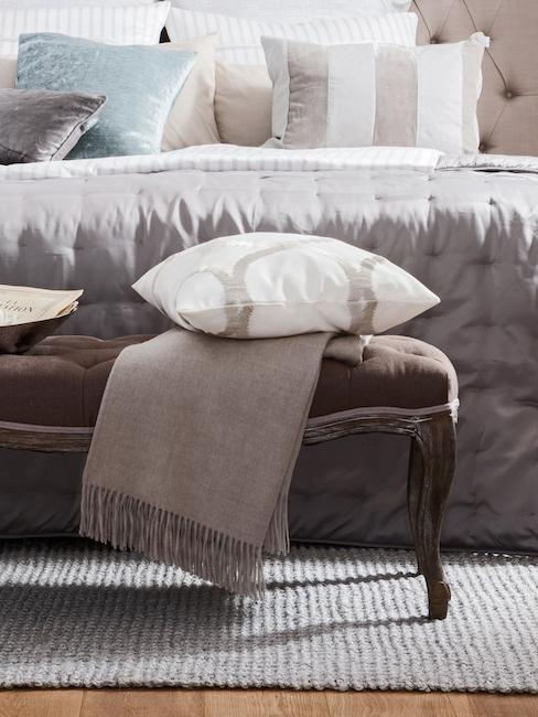 Nahaufnahme mit Bettbank und Bett im Barock Stil
