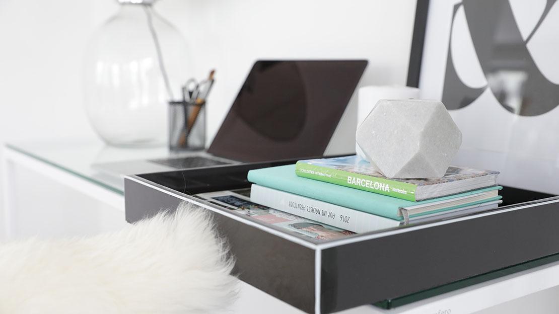 Minimalistisches Dekotablett mti Büchern und Deko