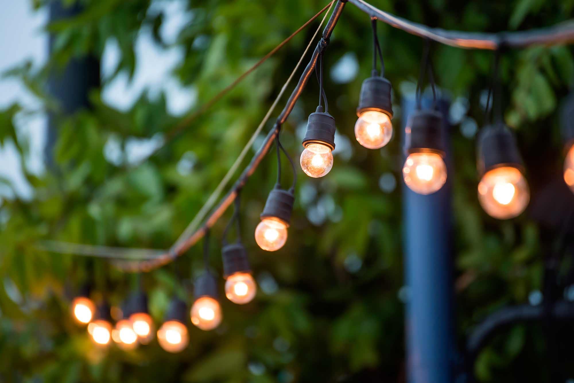4.guirnalda-de-luces_10-piezas-clave-que-tu-terraza-está-pidiendo_WESTWING-MAGAZINE