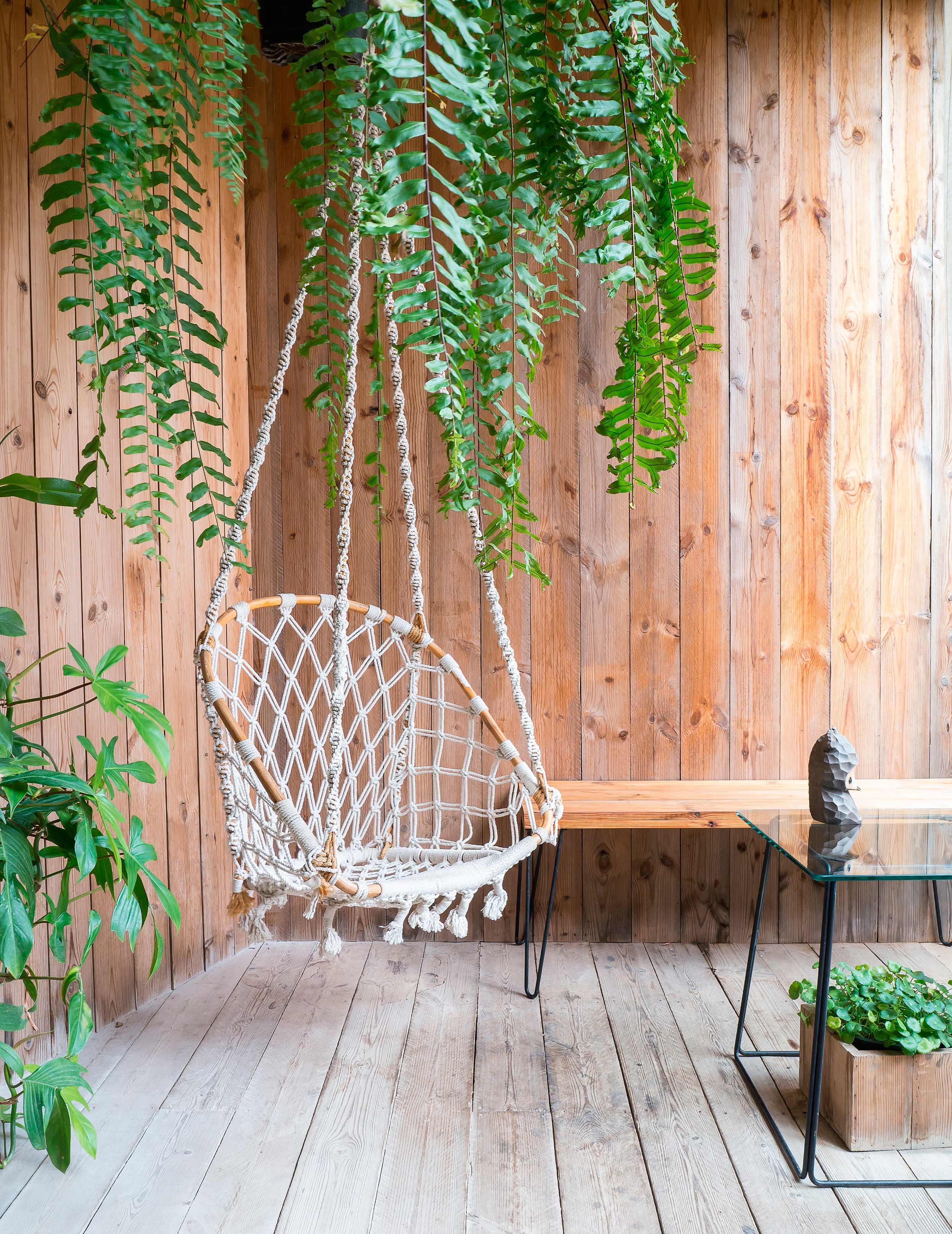 7.silla-colgante__10-piezas-clave-que-tu-terraza-está-pidiendo_WESTWING-MAGAZINE