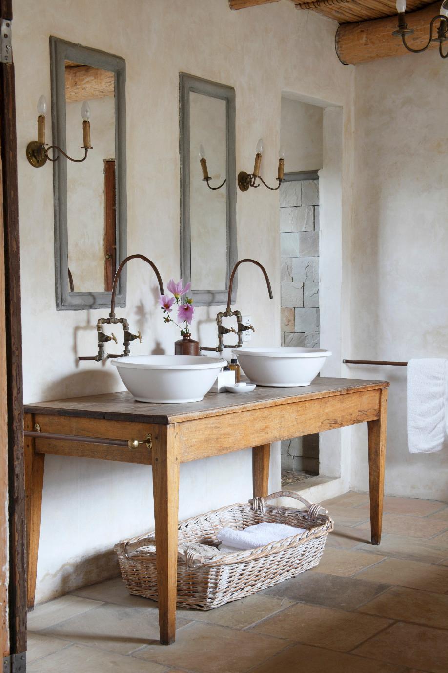 Dalani Country Toilette in Stile con Lavandini Fiori e Tavolo in Legno Naturale Dalani, Country, Colori, Design, Idee, Ispirazioni, Style