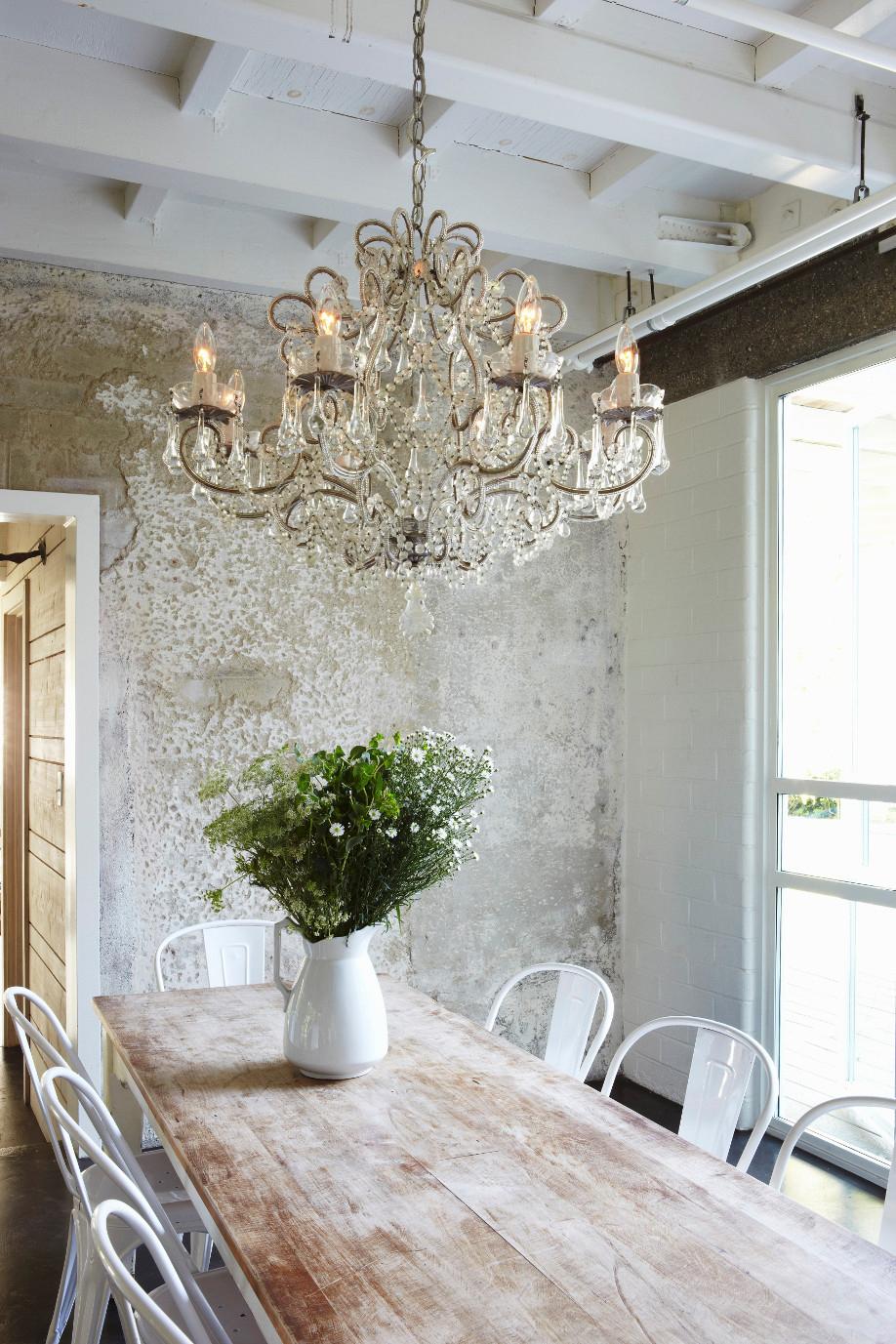 Dalani Country Vaso con Fiori Lampadario Chandelier Tavolo Decapato e Sedie Moderne Bianche Dalani, Country, Colori, Design, Idee, Ispirazioni, Style