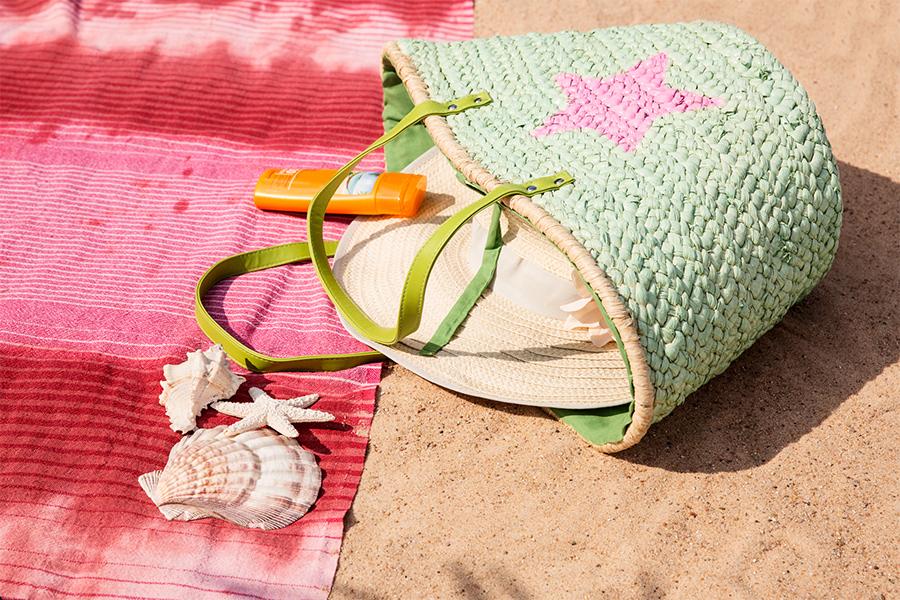 Dalani Must Have da Spiaggia Borsone Crema Solare e Telo Mare Dalani, Must have, Cocktail, Estate, Libri, Mare, Moda, Relax, Style