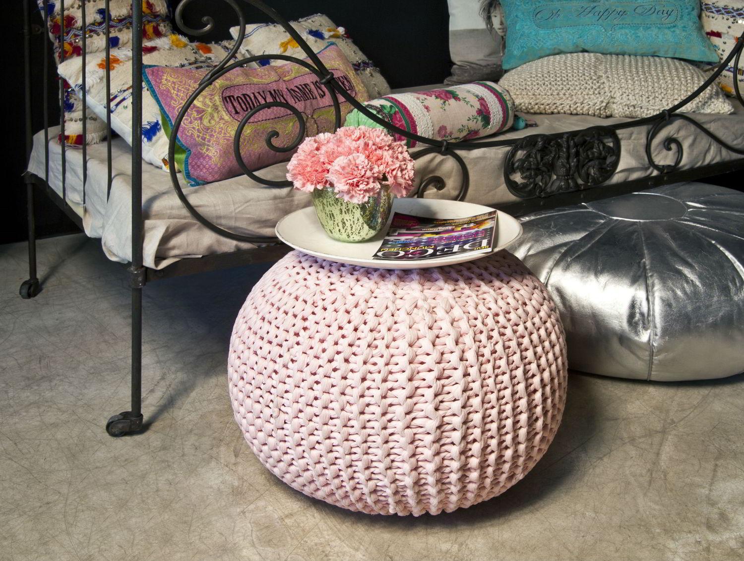 Dalani, Sonia Rykiel, Pouf Rosa in Maglia Tricot Dettagli in Nero Tessuti a Stampa con Scritte Pouf Argento Dalani, Sonia Rykiel, Arte, Moda, Style, Parigi, Passione