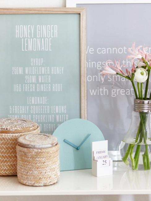 marcos shabby chic con unos botes y florero