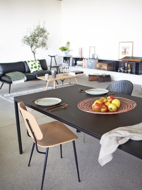 Mesa de comedor La mesa de comedor con manzanas