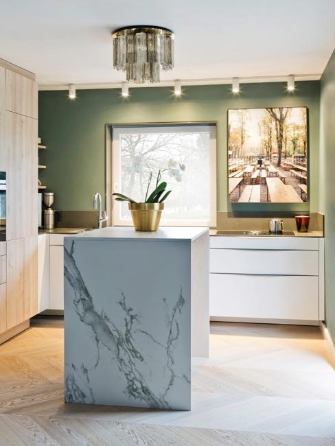 Moderne Luxus Küche Moderne Küche mit Kücheninsel aus Marmor und einem Luxus Beleuchtungssystem