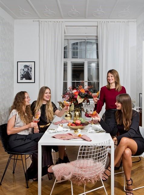 Platos de fiestas Amigas en una mesa celebrando