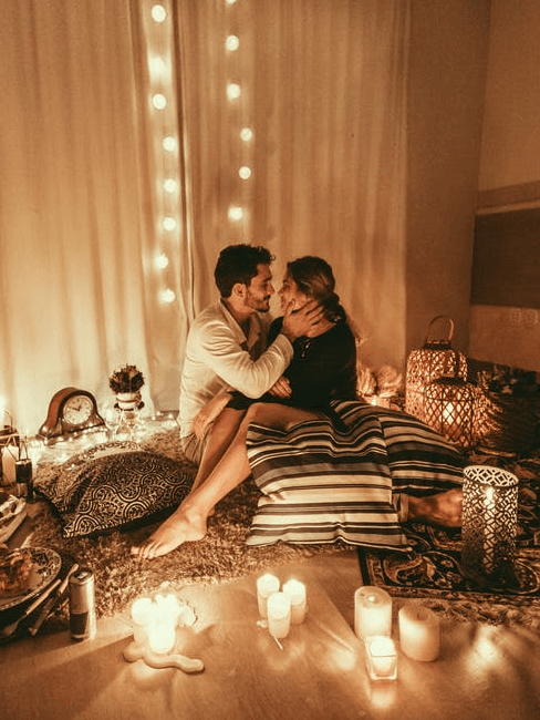 cena romantica Coppia di fidanzatini durante una cena romantica