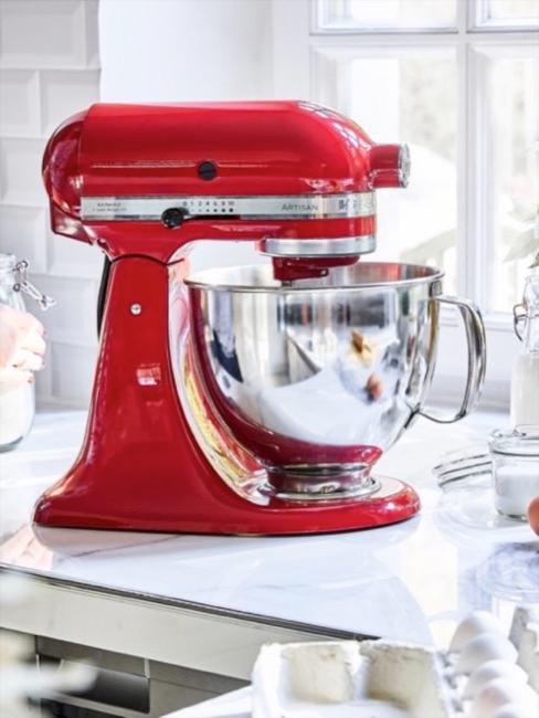 Czerwony kitchen aid w jasnej kuchni