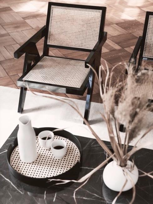Cannage, tendance Plateau en cannage sur table basse en marbre noir et fauteuil lounge en cannage