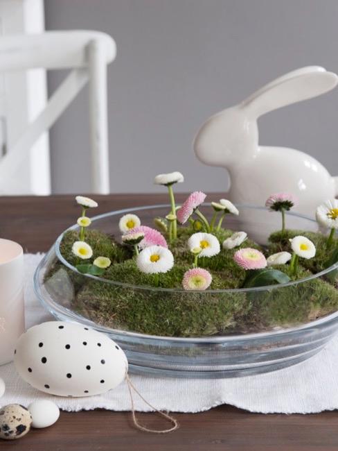 Lapin de Pâques fait maison Table décorée des accessoires de Pâquescorations de Pâques comme des lapins de Pâques, tels que fleurs et œufs de Pâques.