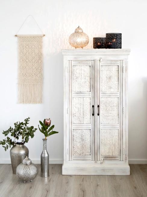 decoración india armario blanco al estilo indio con macramé