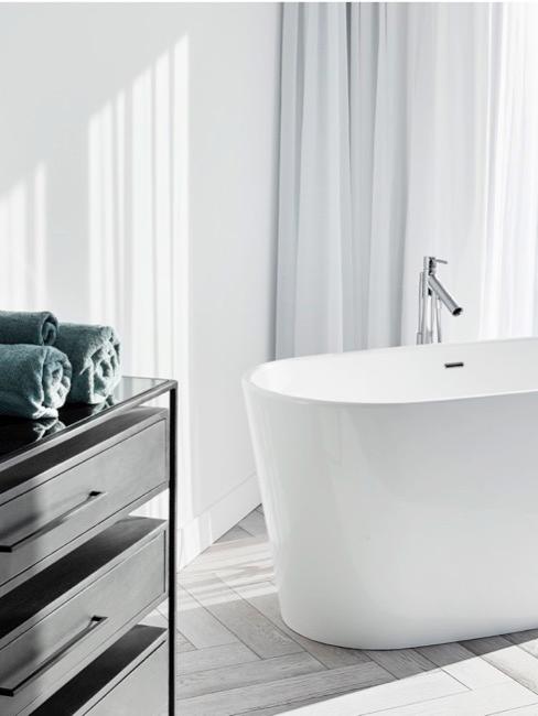 salle de bains moderne Salle de bain moderne avec baignoire et buffet