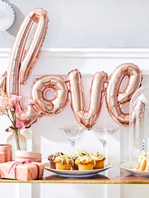 decoracion con maffins y globos con love