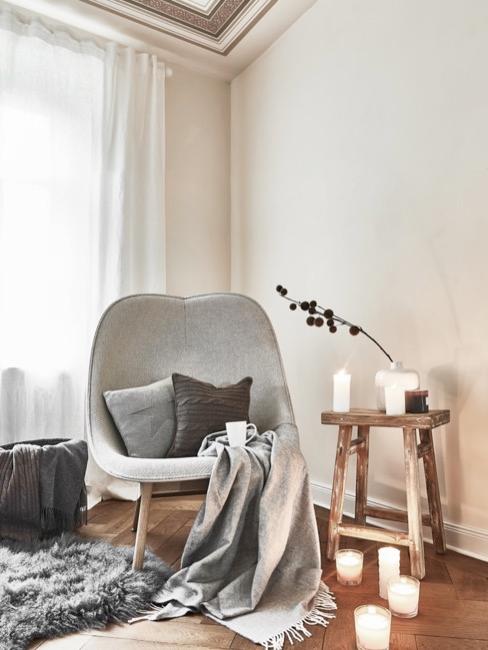 Quelle couleur correspond au gris Séjour avec éléments décoratifs gris et de couleur naturelle